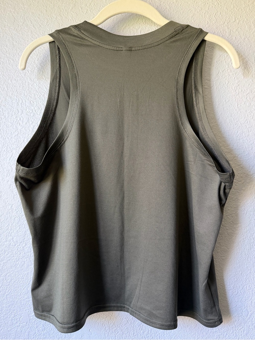 Vuori Energy Tank Womens Medium Custom Notch V-Neck Olive Green Athletic Top EUC - Picture 4 of 12
